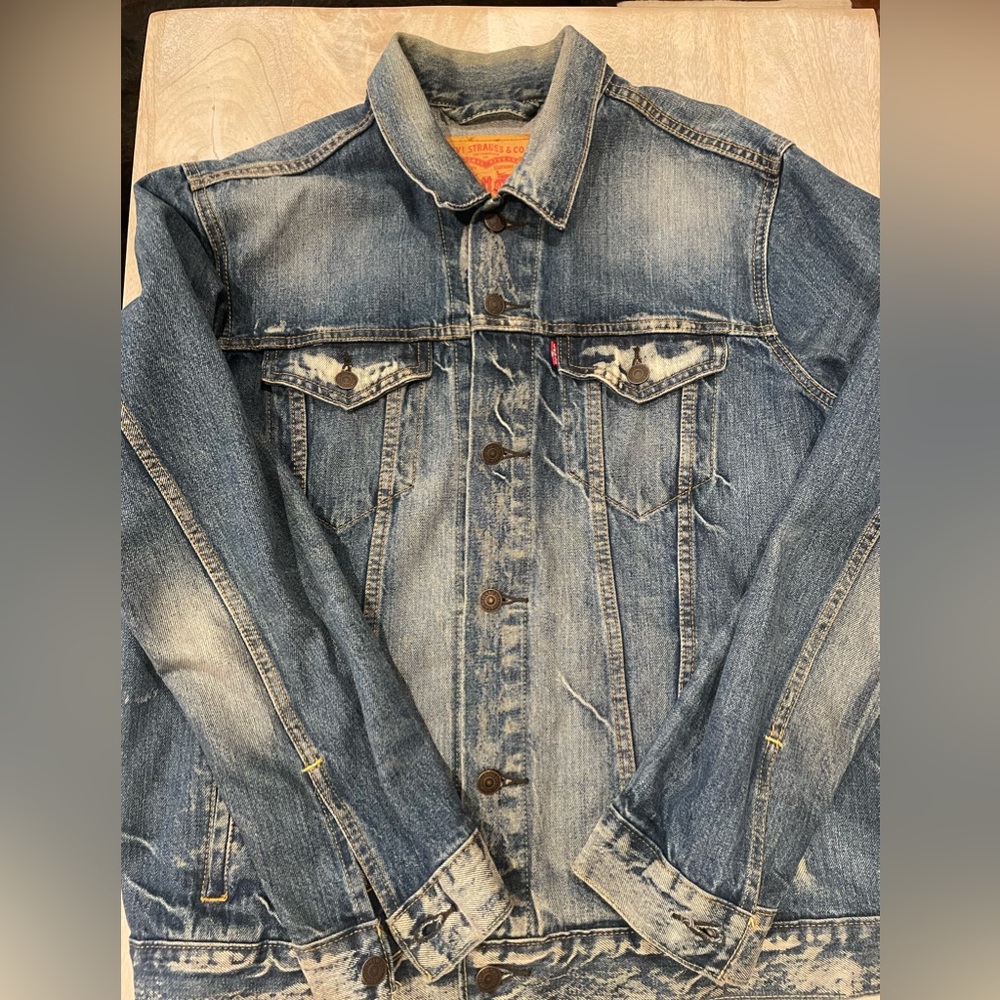 Lightly used Levi’s Jean jacket.